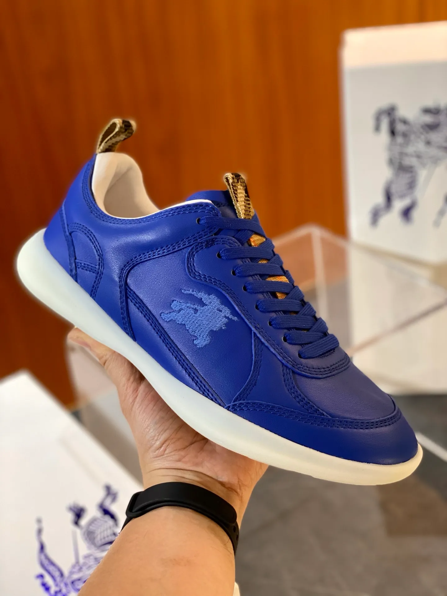 Men's men's shoes💰p420 "Burber＊" SU25 new MATRIX retro sneakers in calfskin. The main style of the summer fashion show is retro and casual, lightweight and comfortable. Burberry made its debut at the brand's 2025 summer fashion show. Made of refined Italian leather with tonal topstitching details, it's inspired by sporty design. Paired with lightweight soles and Burberry check sneakers, they are embellished with embroidery of the brand's Equestrian Knight logo (EKD). - Lace-up design - EKD embroidery on the side - EKD embroidery on the sole Size 38-44